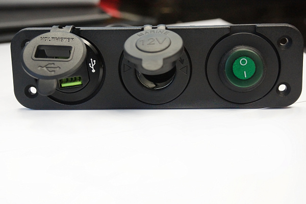 Панель 3в1 с зарядным устройством (2USB порта,вольтметр), розеткой прикуривателя, переключателем