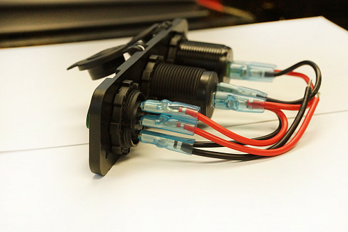 Панель 3в1 с зарядным устройством (2USB порта,вольтметр), розеткой прикуривателя, переключателем в Автопром